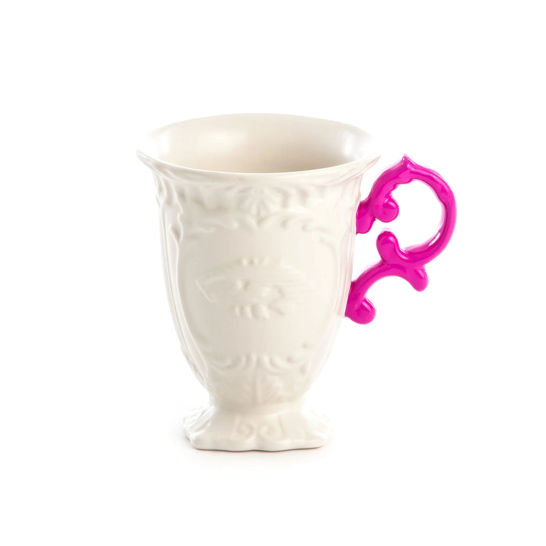 Tazza in ceramica della collezione I-Ware di Seletti nella versione con il manico fucsia