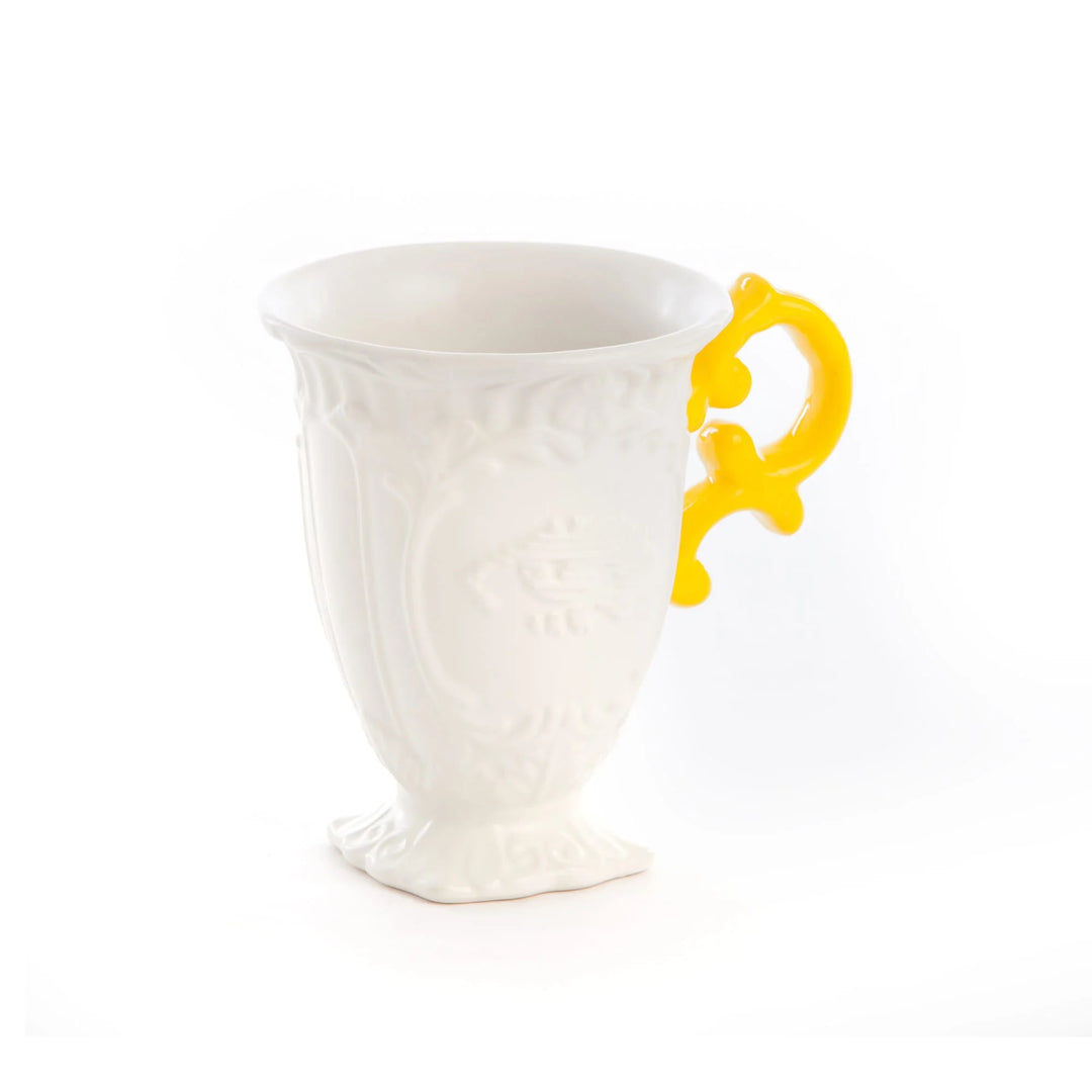 Tazza in ceramica della collezione I-Ware di Seletti nella versione con il manico giallo