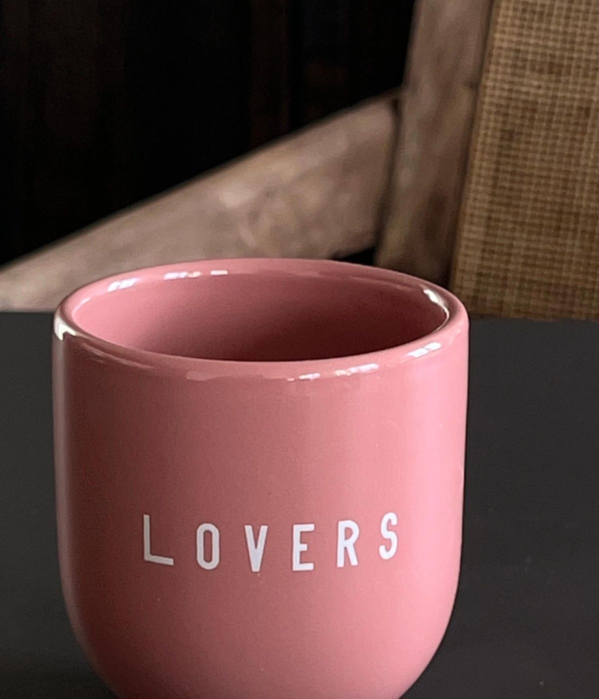 Tazza in ceramica rosa con scritta bianca lovers