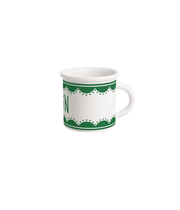 Tazza bianca con scritta verde e decorazioni verdi. Sfondo bianco.