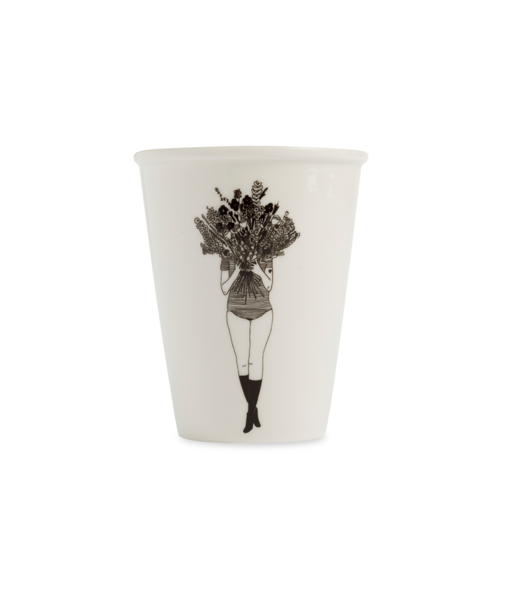 Tazza bianca con disegno nero di donna che si nasconde dietro ad un mazzo di fiori. Sfondo bianco