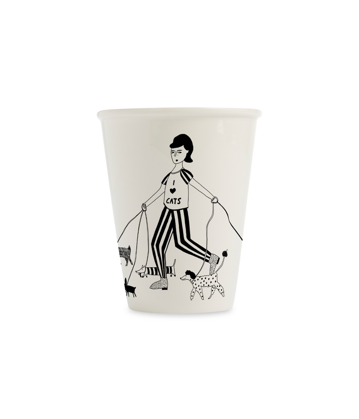 Tazza bianca disegno donna che tiene al guinzaglio i suoi cani. Maglietta con scritta. Sfondo bianco