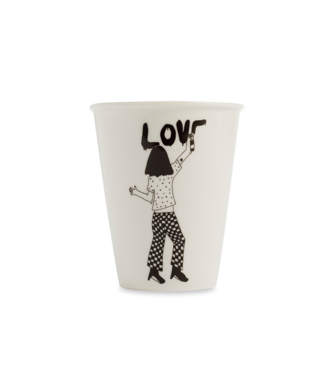 Tazza bianca con disegno donna che scrive love con bomboletta. Sfondo bianco