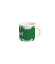 Tazza bianca con parte centrale verde. Decorazione e scritta bianca. Sfondo bianco