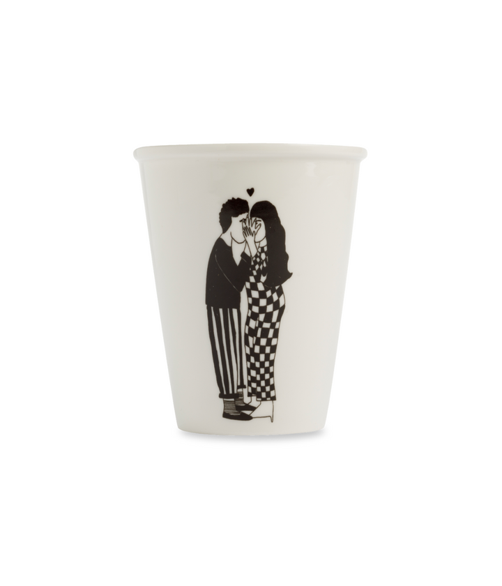 Tazza bianca con disegno uomo e donna che si baciano di nascosto. Immagine su sfondo bianco.