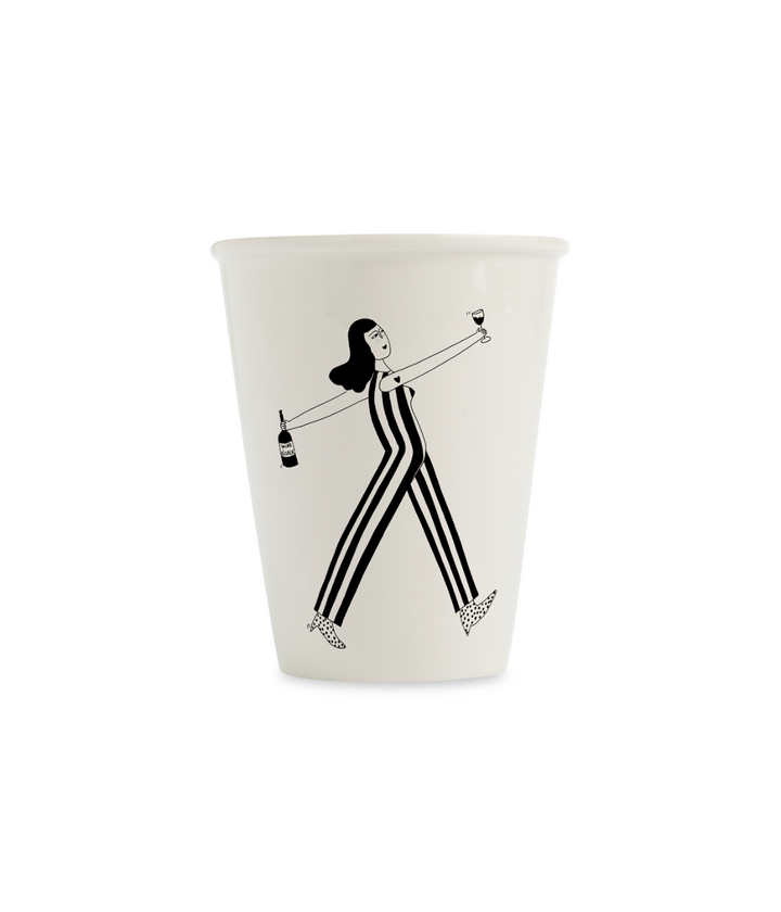 Tazza bianca con ragazza che tiene in mano la bottiglia e bicchiere mezzo pieno. Sfondo bianco