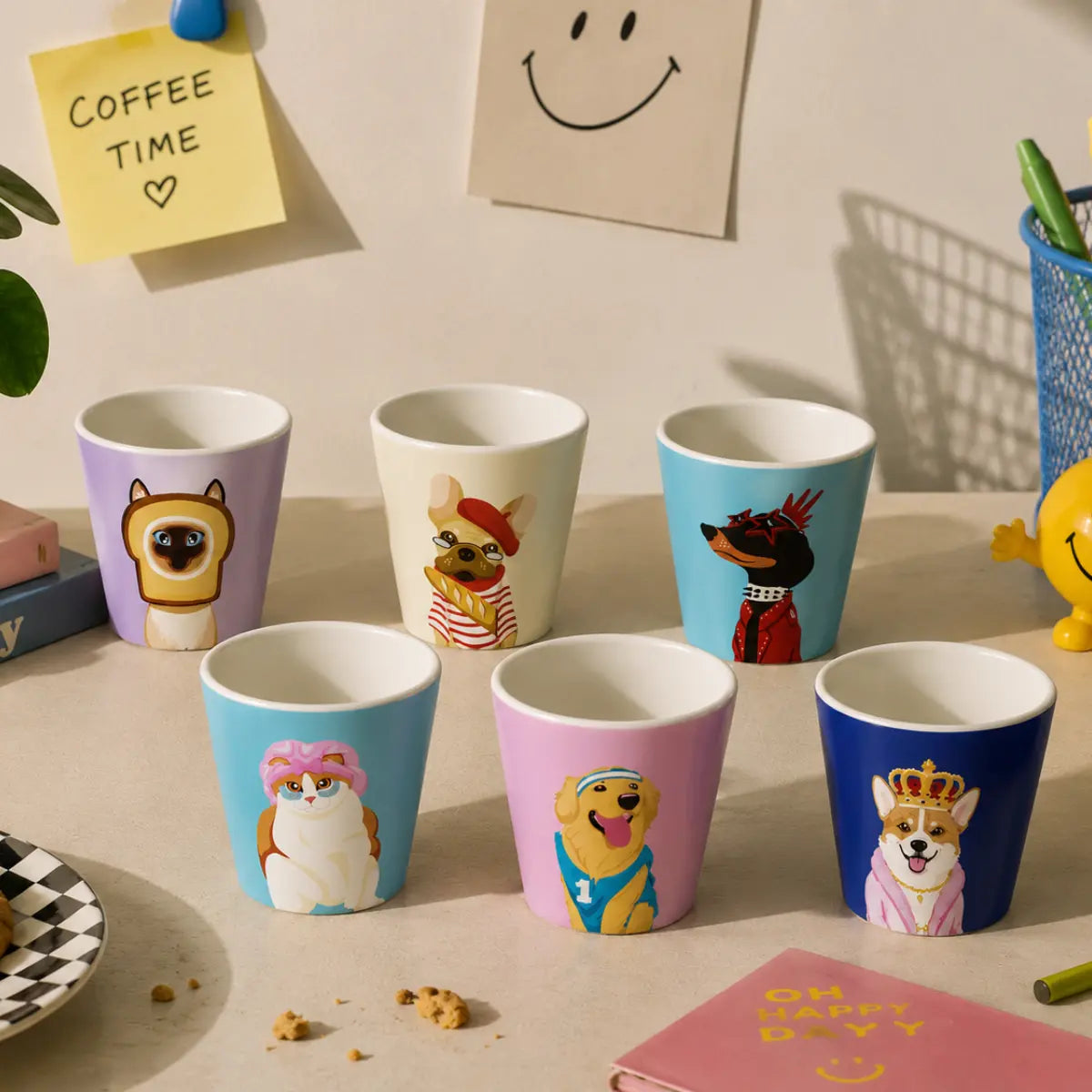 6 tazzine da espresso con rappresentati cani e gatti che impersonano un personaggio simpatico. Posizionati su una scrivania