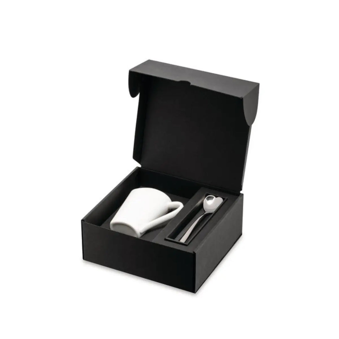 Cofanetto regalo nero con tazza da tè a forma di cuore bianca e cucchiaio coordinato