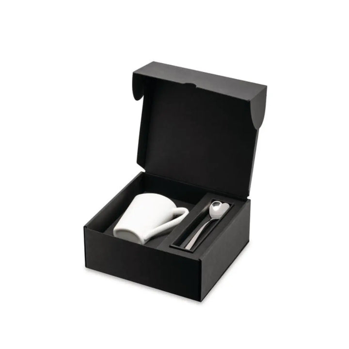 Cofanetto regalo nero con tazza da tè a forma di cuore bianca e cucchiaio coordinato