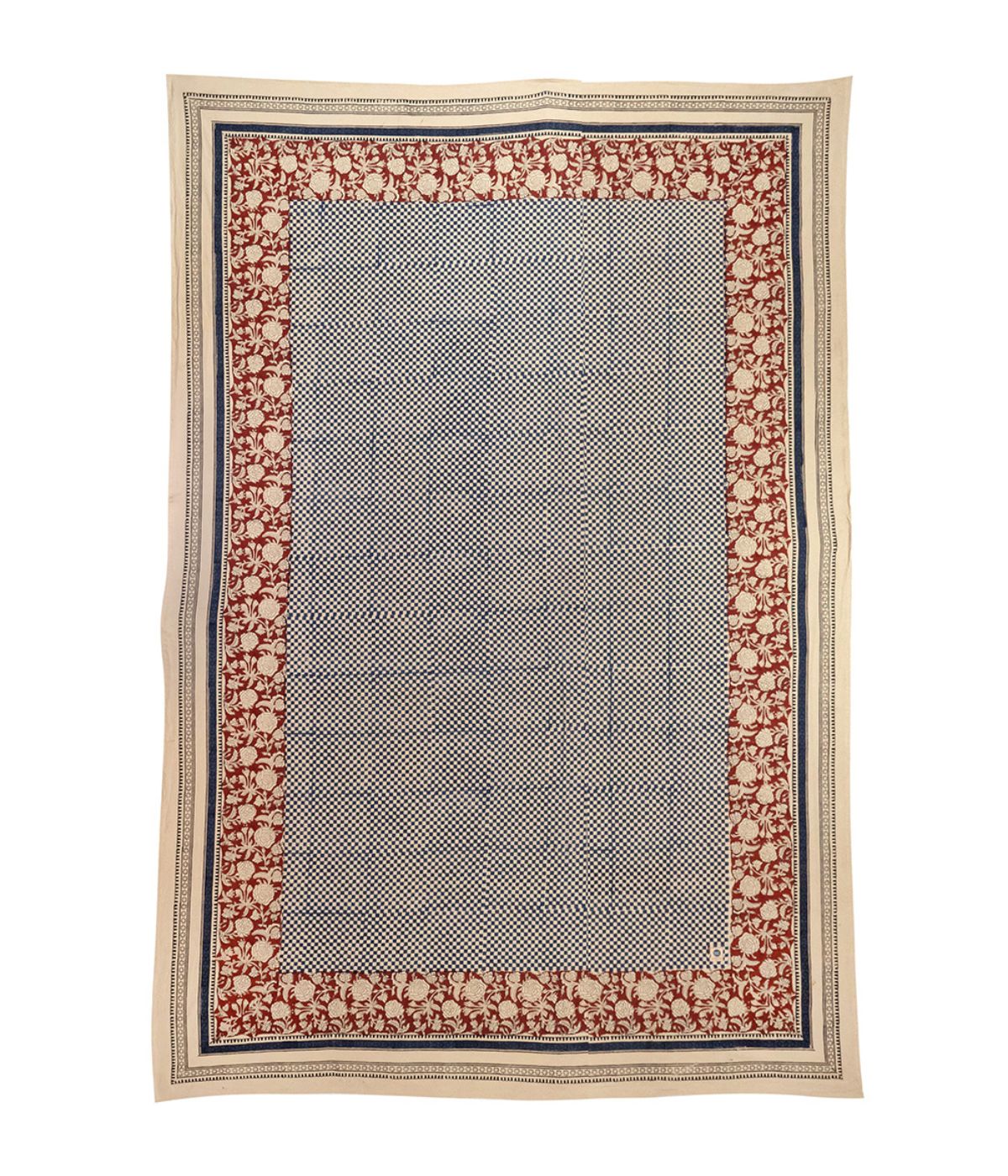 Tovaglia rettangolare in cotone con pattern fine a quadretti neri e bianchi, circondato da una larga bordura rossa e beige decorata con motivi floreali intricati.