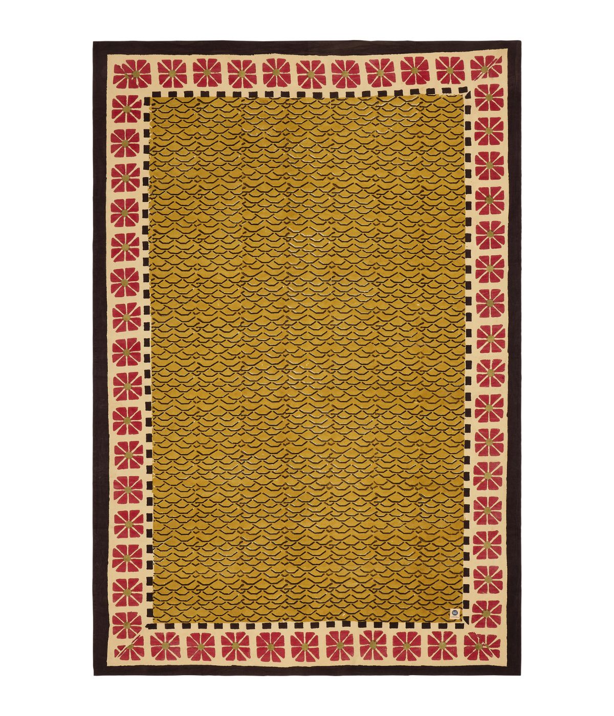Tovaglia rettangolare con motivi geometrici a forma di onda in tonalità oro su fondo scuro, bordata con una fascia rossa decorata con fiori tradizionali.