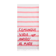 Telo mare a righe bianche e rosa con scritta rossa "Comunque vada andrò al mare"