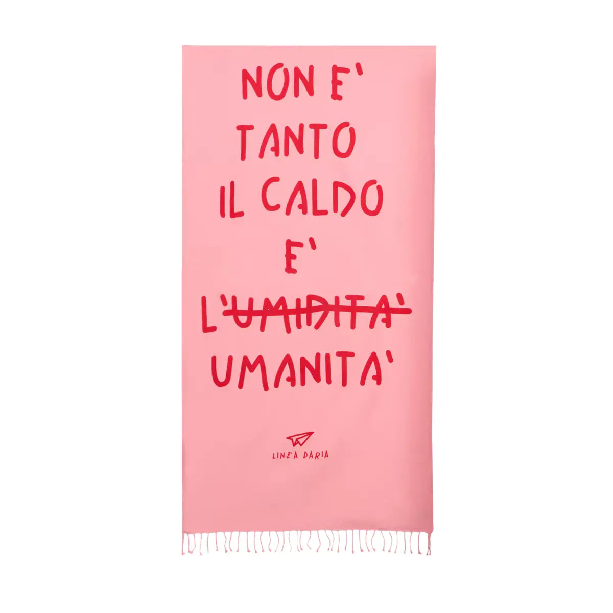 Telo mare rosa con frase in rosso "Non è tanto il caldo è l'umanità". Sfondo bianco 