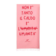 Telo mare rosa con frase in rosso "Non è tanto il caldo è l'umanità". Sfondo bianco 