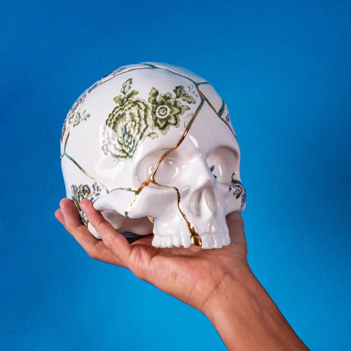 Una mano che tiene il Teschio Kintsugi Seletti