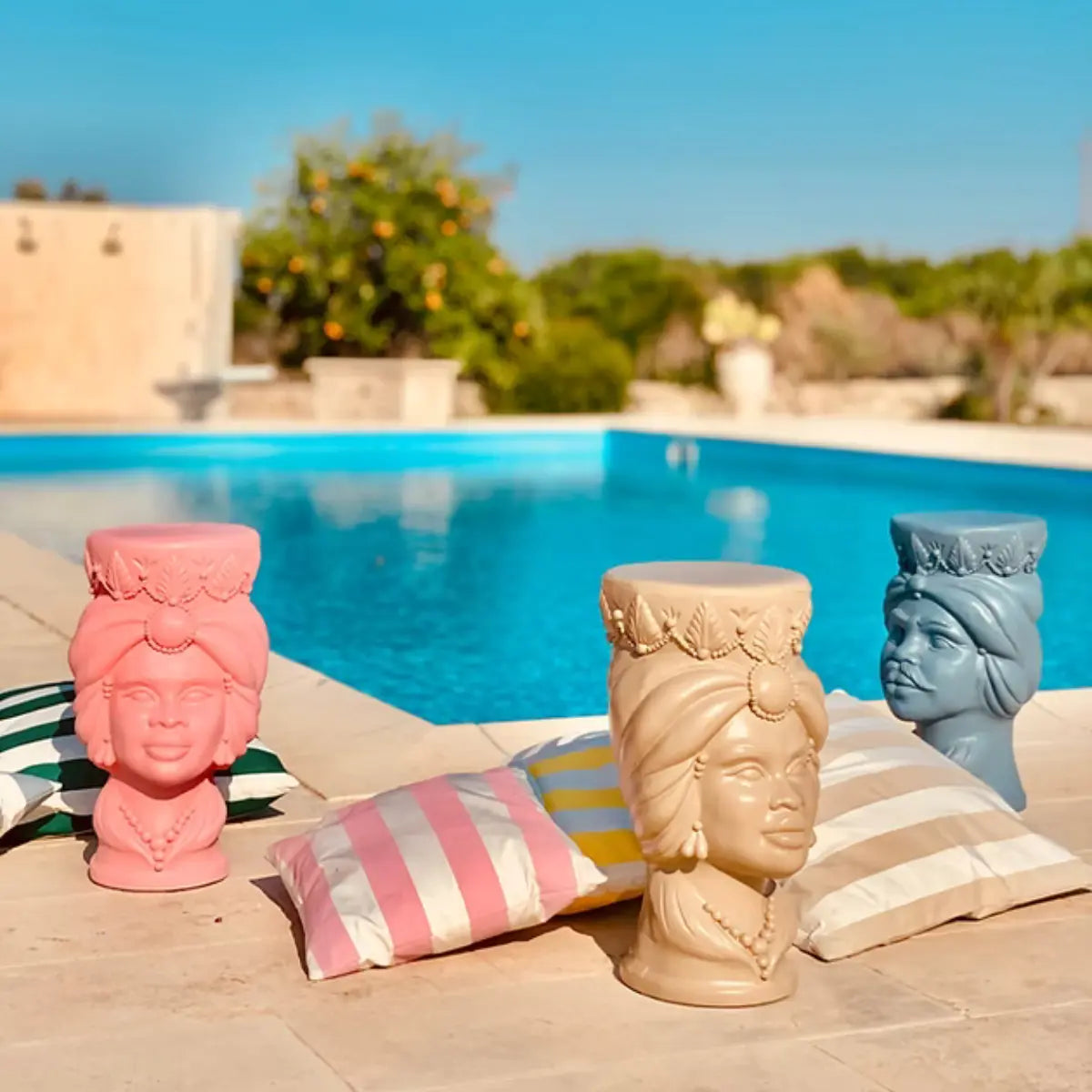 Teste di moro a bordo piscina