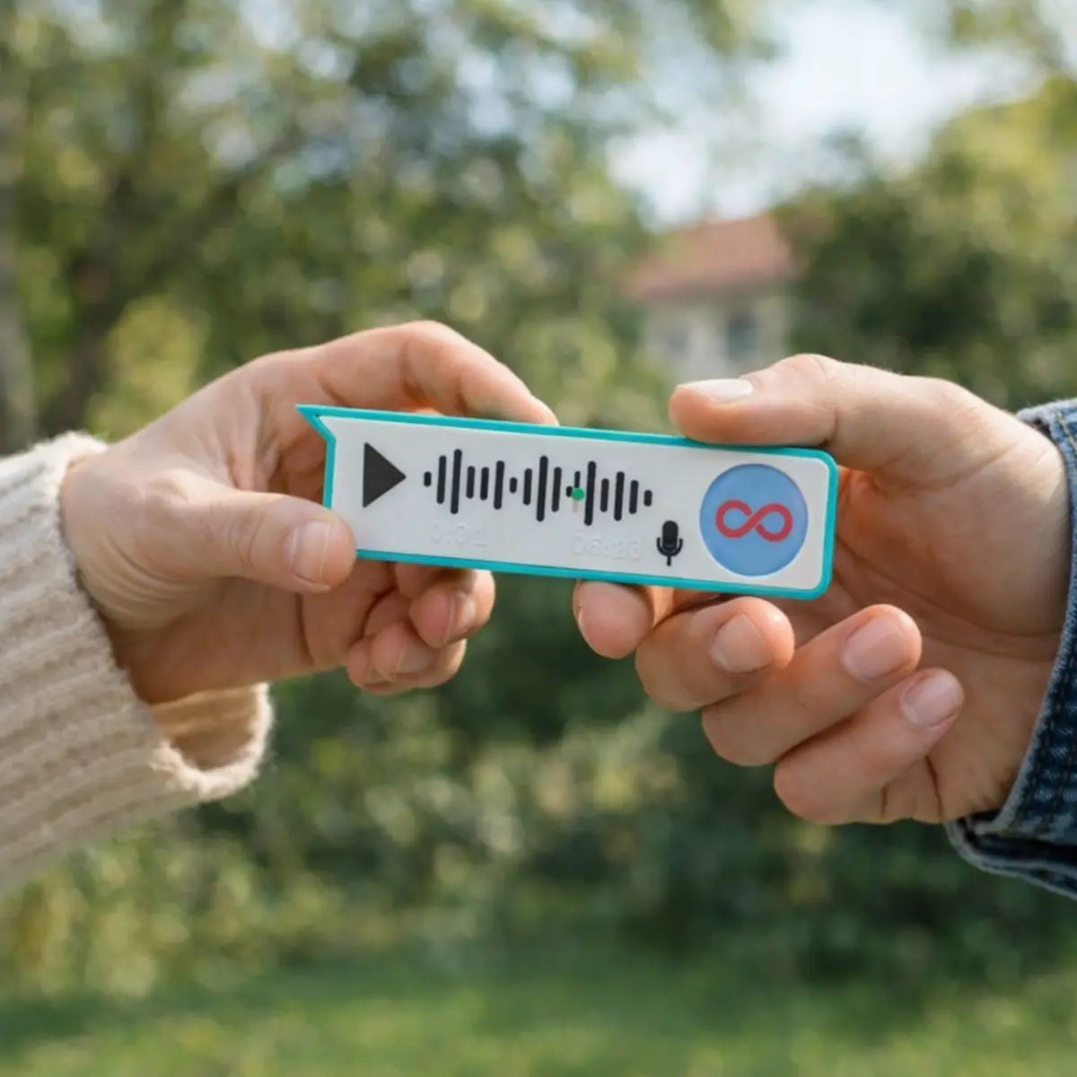 Due mani che si passano il dispositivo ti lascio un vocale con dettagli verdi. Lo sfondo è di un parco.