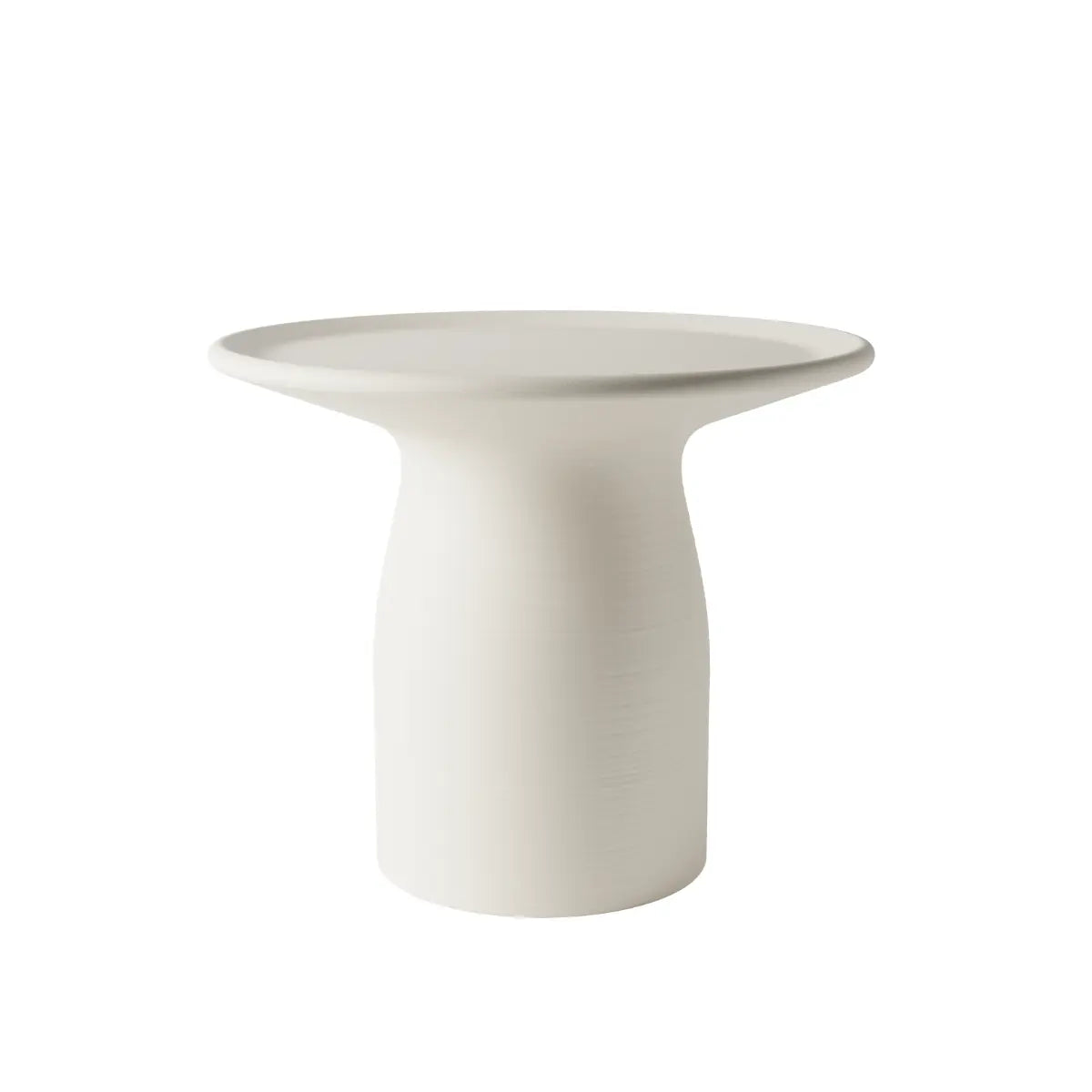 Tavolino basso bianco a forma arrotondata che ricorda un fungo con base ampia