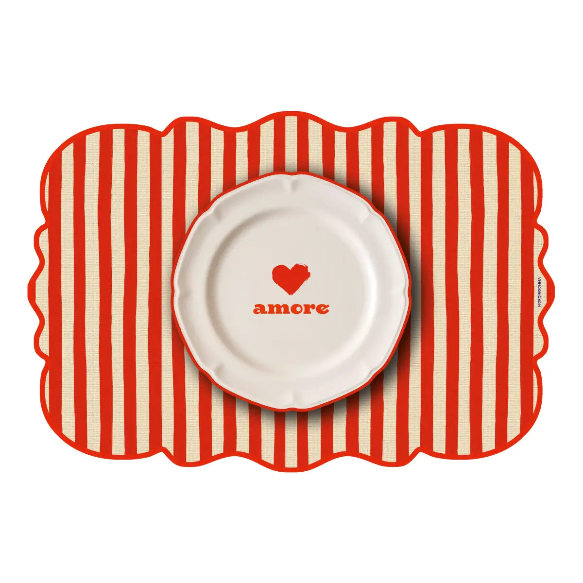 Tovaglietta dalla forma irregolare a righe bianche e rosse con al centro un disegno di un piatto bianco con la scritta "amore" e un cuore rosso disegnato.