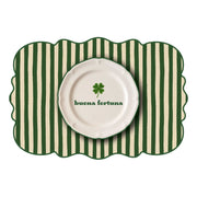 Tovaglietta dalla forma irregolare a righe bianche e verdi con al centro un disegno di un piatto bianco con la scritta "Buona fortuna" e un quadrifoglio verde. Sfondo bianco

