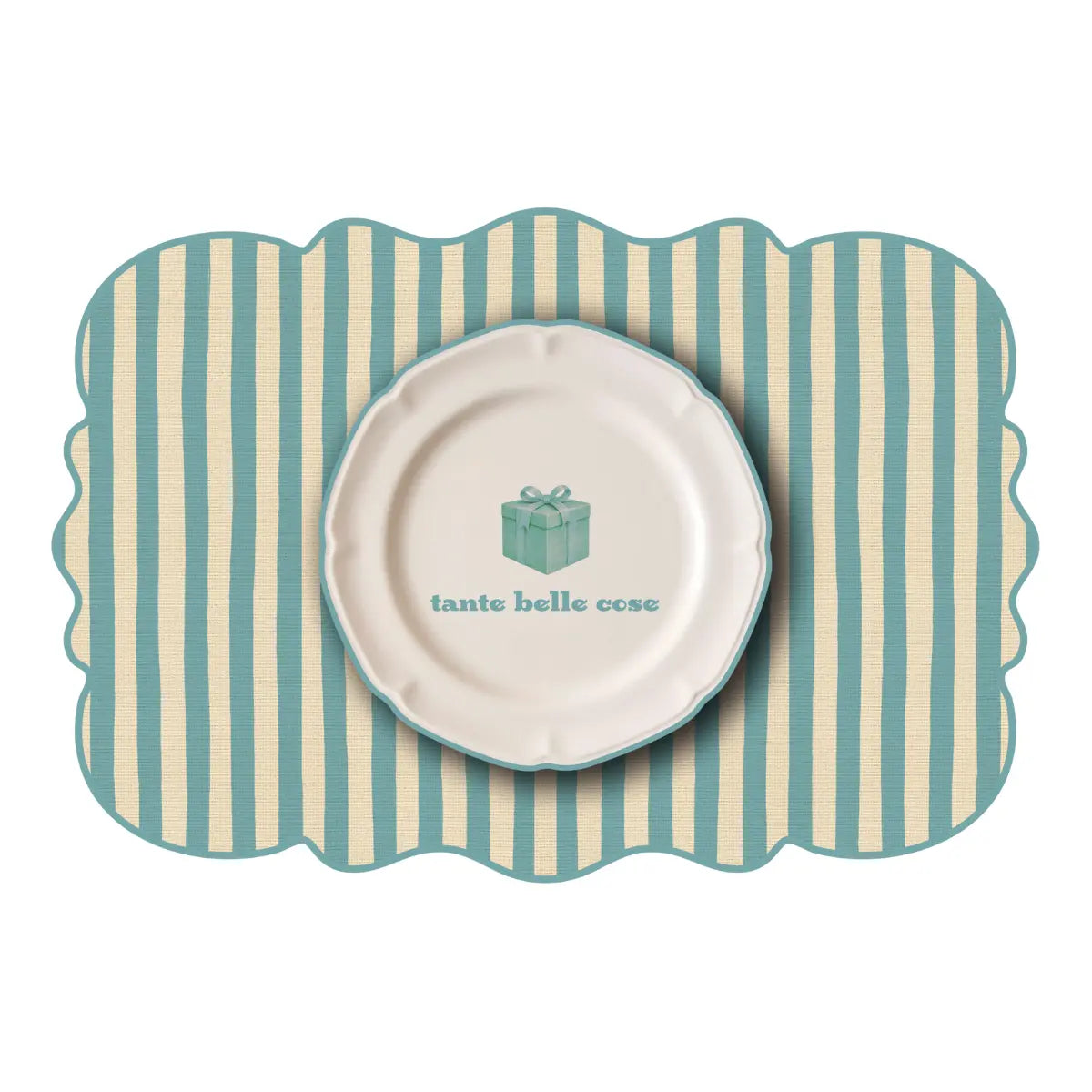 Tovaglietta dalla forma irregolare a righe bianche e azzurre con al centro un disegno di un piatto bianco con la scritta "tante cose belle" e un pacco regalo azzurro disegnato. Sfondo bianco

