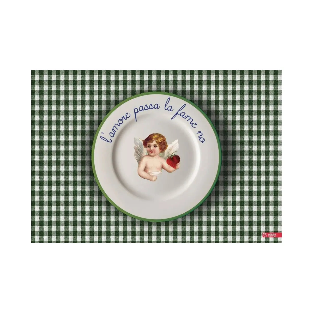 Tovaglietta rettangolare con sfondo a quadretti verdi e piatto con grafica e scritta "L'amore passa la fame no"