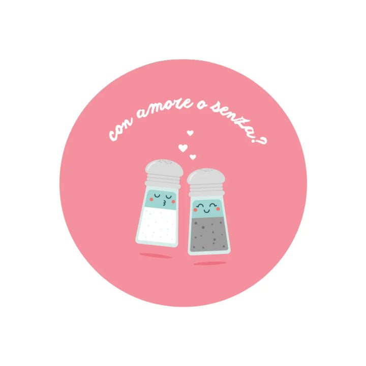 Tovaglietta tonda con sfondo rosa decorata con un sale e pepe e la scritta "con amore o senza?"