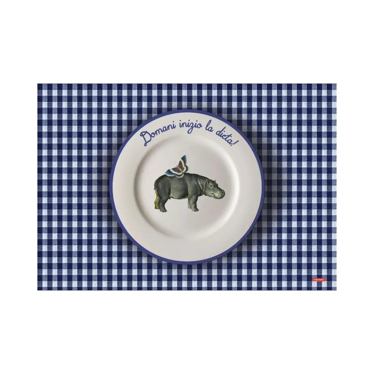 Tovaglietta rettangolare con sfondo a quadretti blu e piatto con grafica e scritta "Domani inizio la dieta"