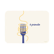 Tovaglietta in plastica riciclabile beige con forchetta blu e spaghetto e scritta è pronto, formato rettangolare