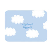 Tovaglietta in plastica riciclabile azzurra con nuvole bianche e scritta ai giorni leggeri, formato rettangolare
