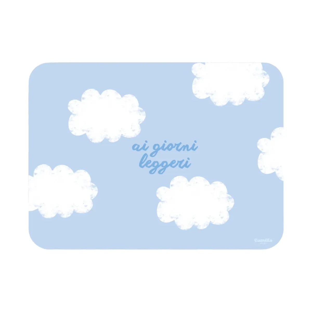 Tovaglietta in plastica riciclabile azzurra con nuvole bianche e scritta ai giorni leggeri, formato rettangolare
