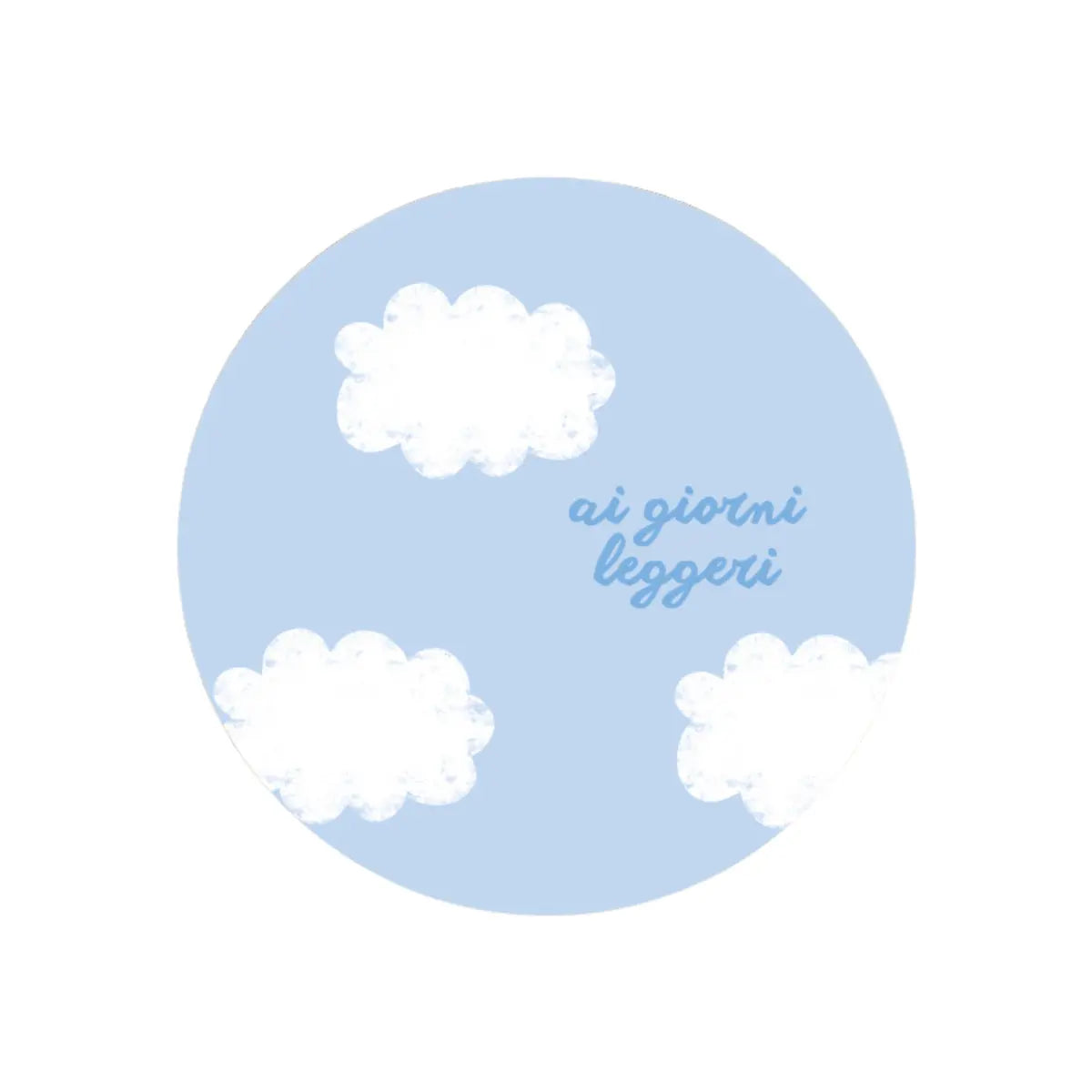 Tovaglietta in plastica riciclabile azzurra con nuvole bianche e scritta ai giorni leggeri, formato rotondo