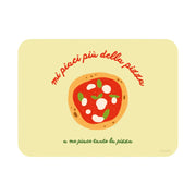 Tovaglietta in plastica riciclabile gialla con pizza e scritta mi piaci più della pizza, formato rettangolare