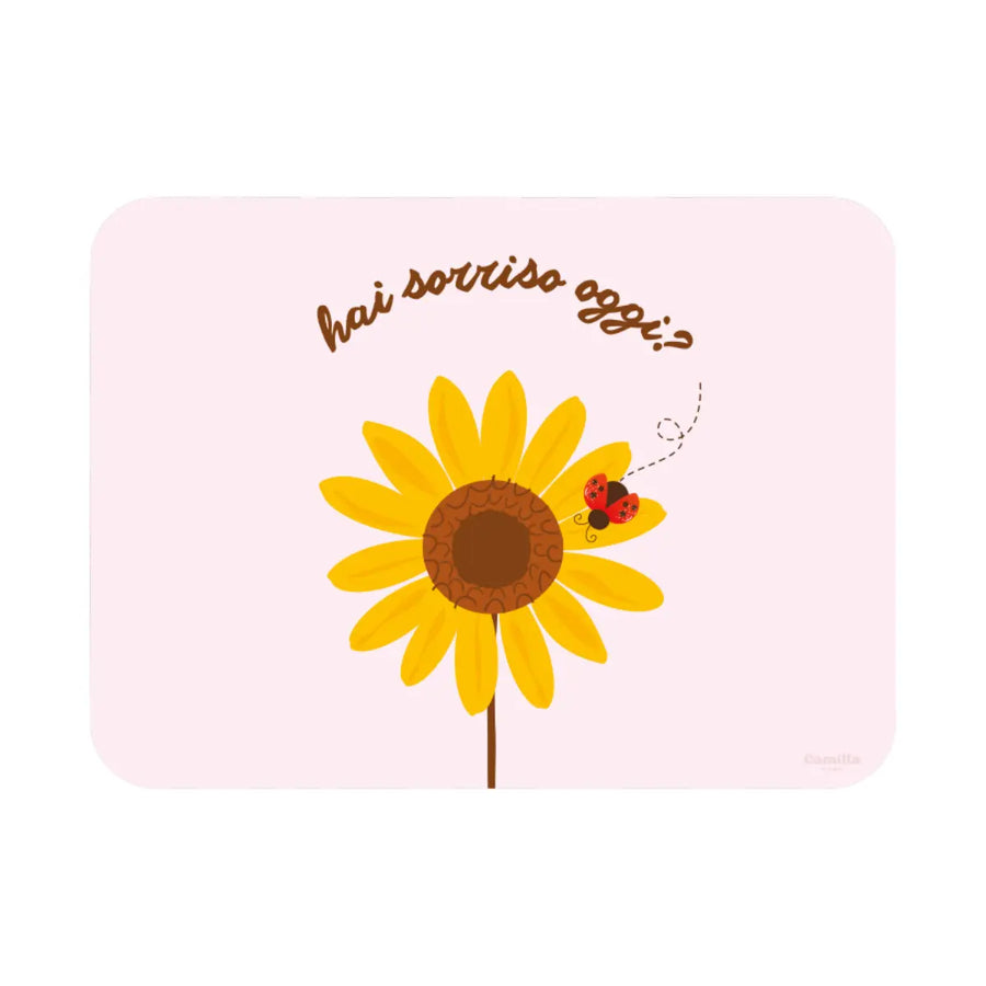 Tovaglietta in plastica riciclabile rosa con girasole e coccinella e scritta hai sorriso oggi?, formato rettangolare
