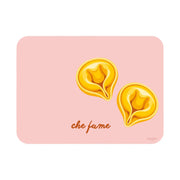 Tovaglietta in plastica riciclabile rosa con due tortellini e scritta che fame, formato rettangolare