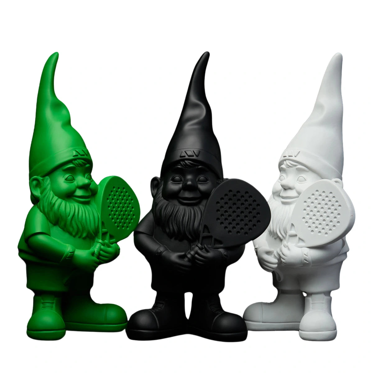 Nano bianco, verde e nero con racchetta da padel che si guardano. Immagine su sfondo bianco