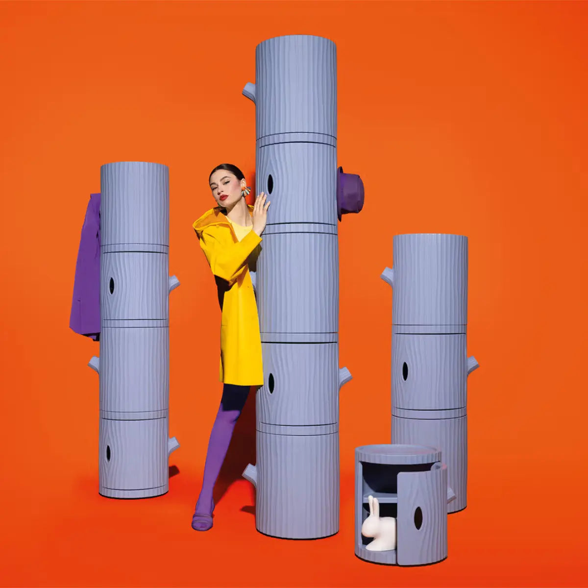 Insieme di mobiletti tronco impilati gli uni sugli altri