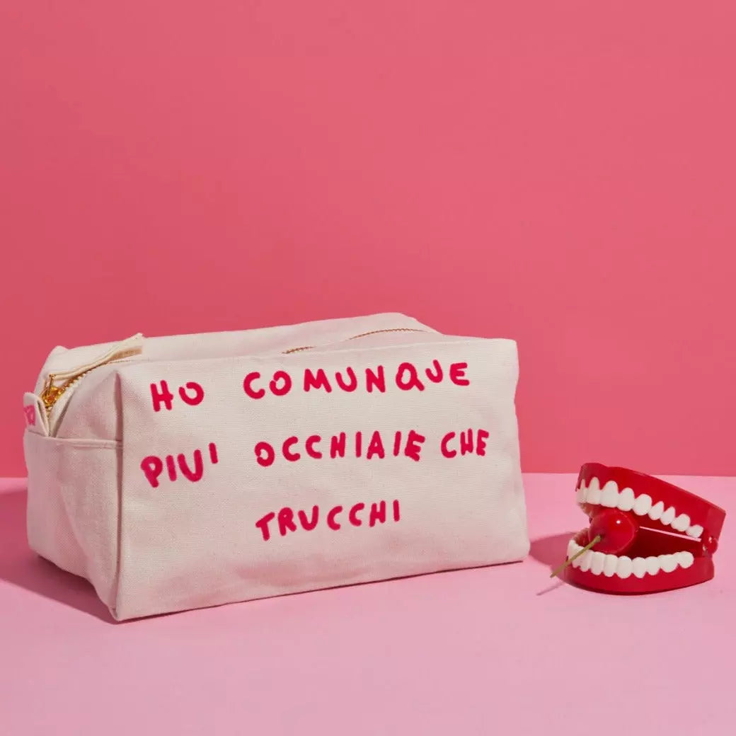 Trousse di Linea Daria nella versione con la scritta "Ho comunque più occhiaie che  trucchi"
