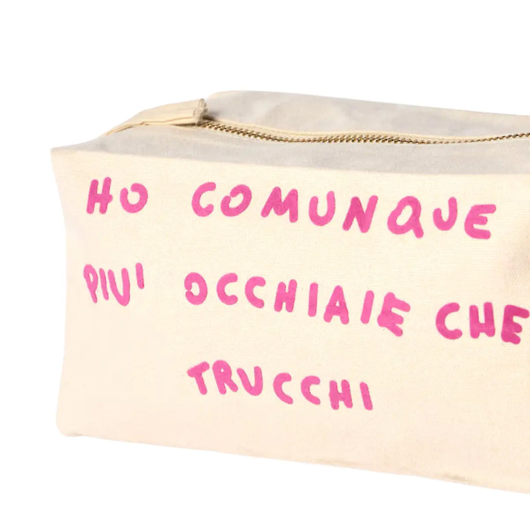 Dettagli della trousse di Linea Daria nella versione con la scritta "Ho comunque più occhiaie che trucchi"