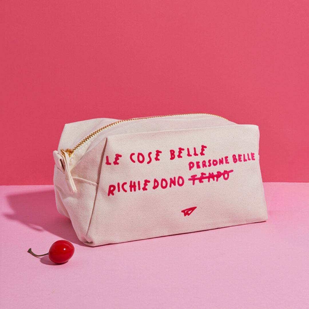 Trousse di Linea Daria riempita nella versione con la scritta "Le cose belle richiedono persone belle"
