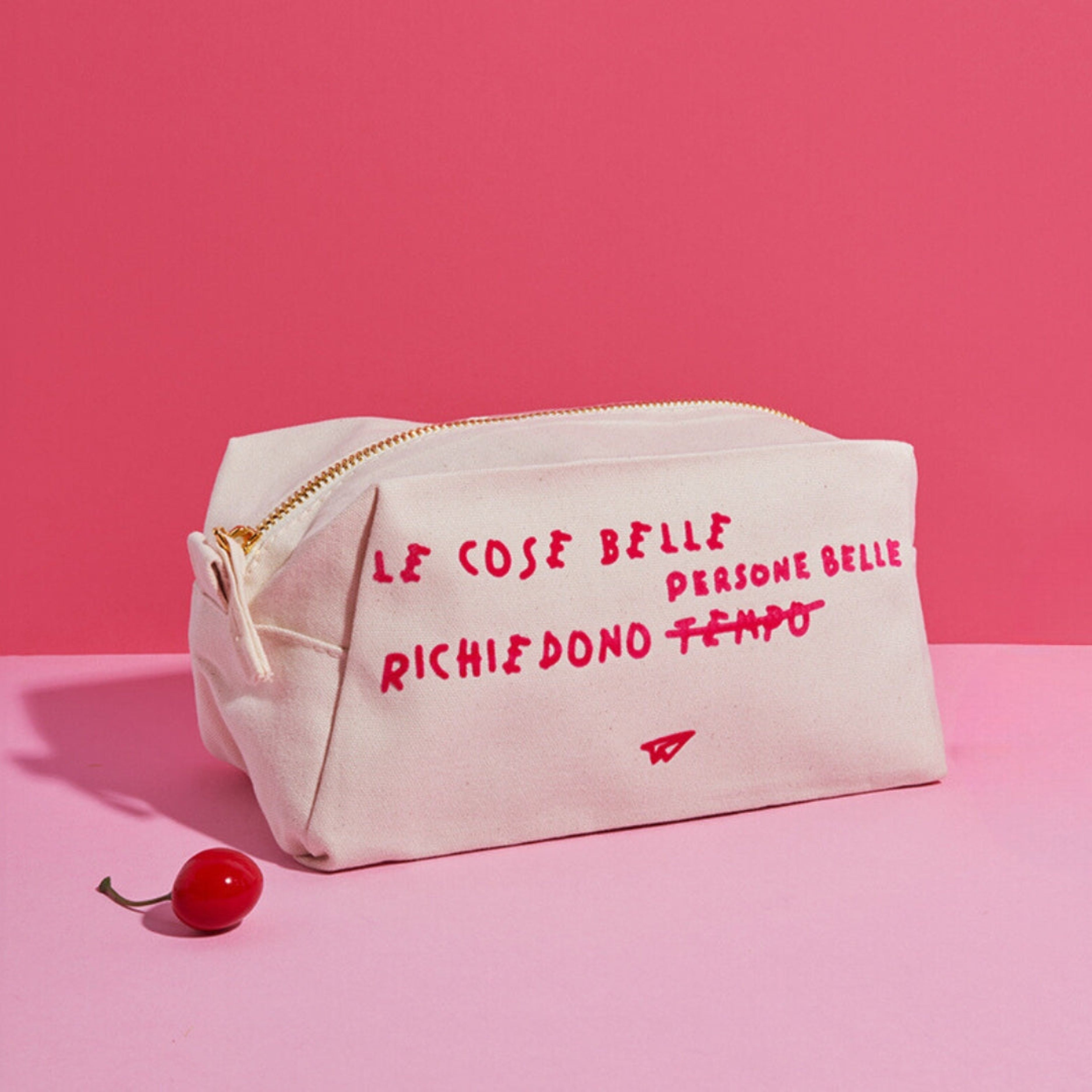 Trousse di Linea Daria riempita nella versione con la scritta "Le cose belle richiedono persone belle"