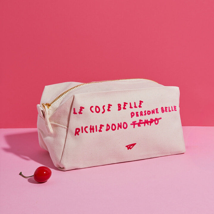 Trousse di Linea Daria riempita nella versione con la scritta "Le cose belle richiedono persone belle"