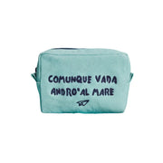 Trousse azzurra con la scritta blu "Comunque vada andrò al mare". Sfondo bianco