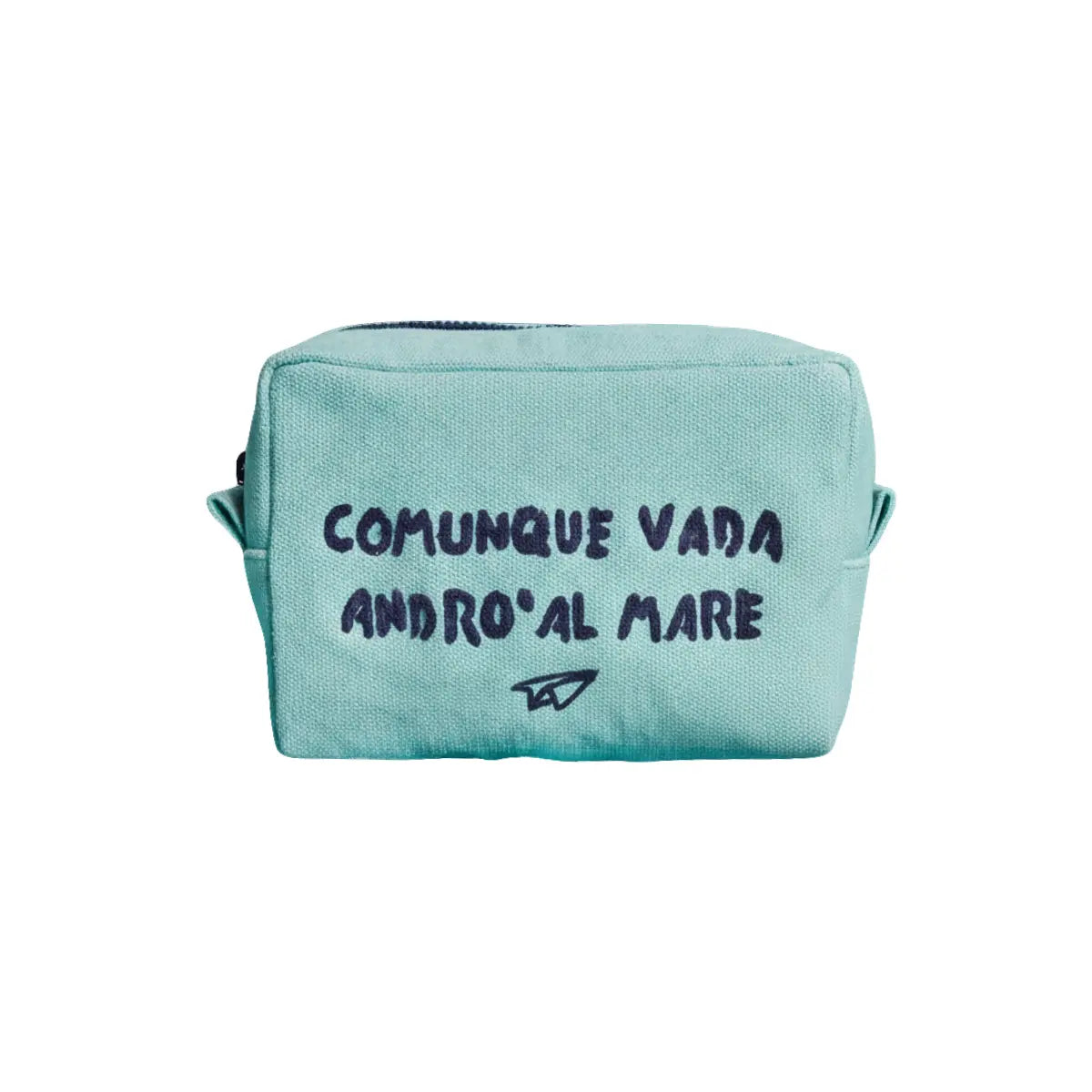 Trousse azzurra con la scritta blu "Comunque vada andrò al mare". Sfondo bianco