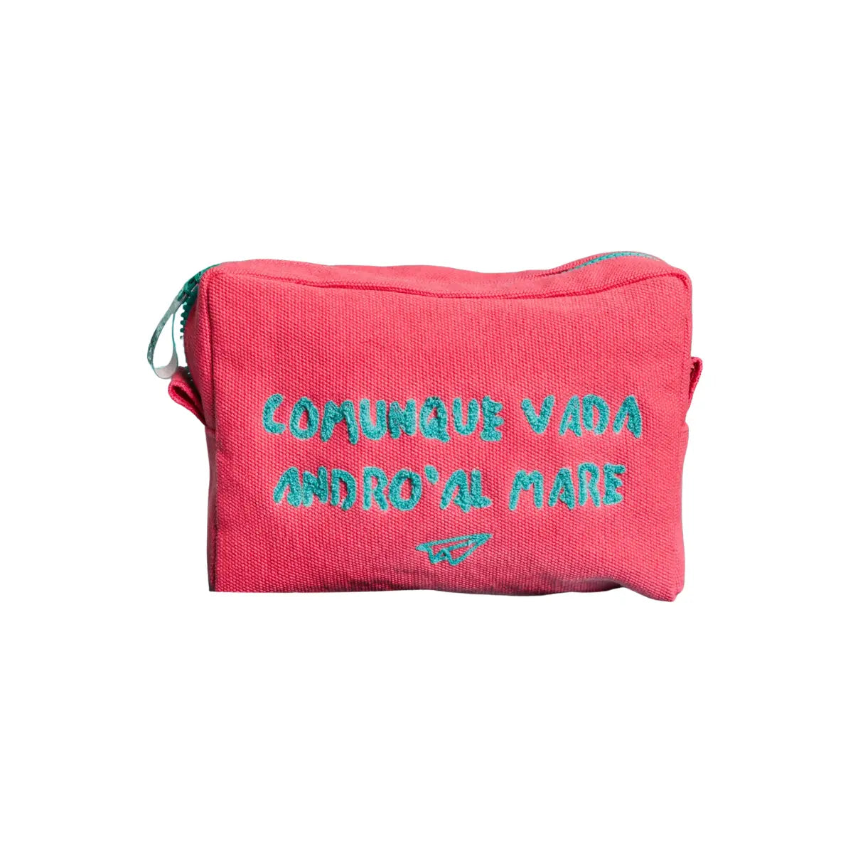 Trousse fucsia con la scritta azzurra "Comunque vada andrò al mare". Sfondo bianco