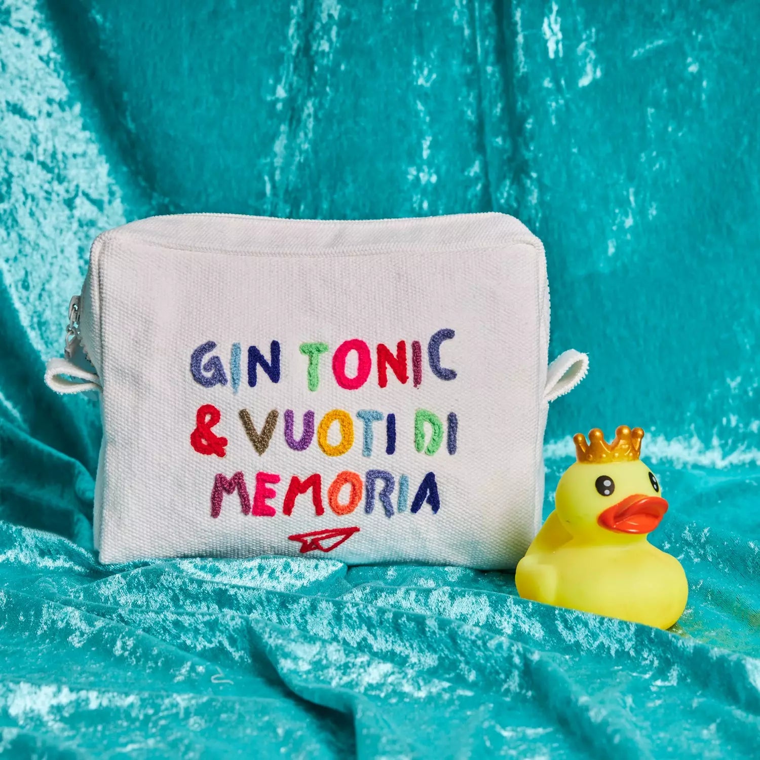 La trousse di Linea Daria nella versione bianca con la scritta "Gin Tonic e vuoti di memoria"