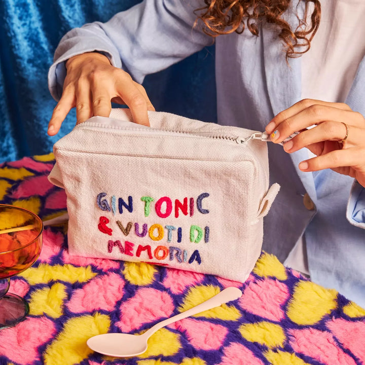 La trousse di Linea Daria nella versione bianca con la scritta "Gin Tonic e vuoti di memoria"