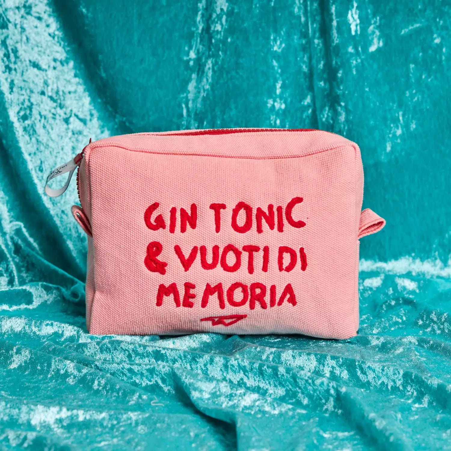La trousse di Linea Daria nella versione rosa con la scritta "Gin Tonic e vuoti di memoria"