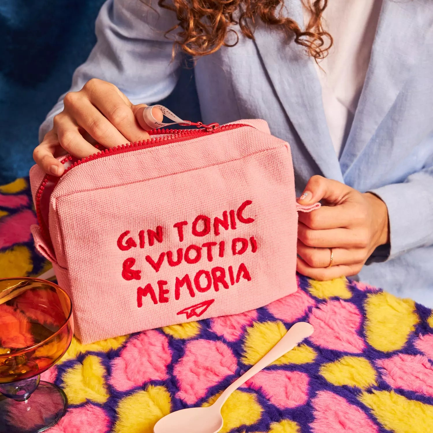 La trousse di Linea Daria nella versione rosa con la scritta "Gin Tonic e vuoti di memoria"