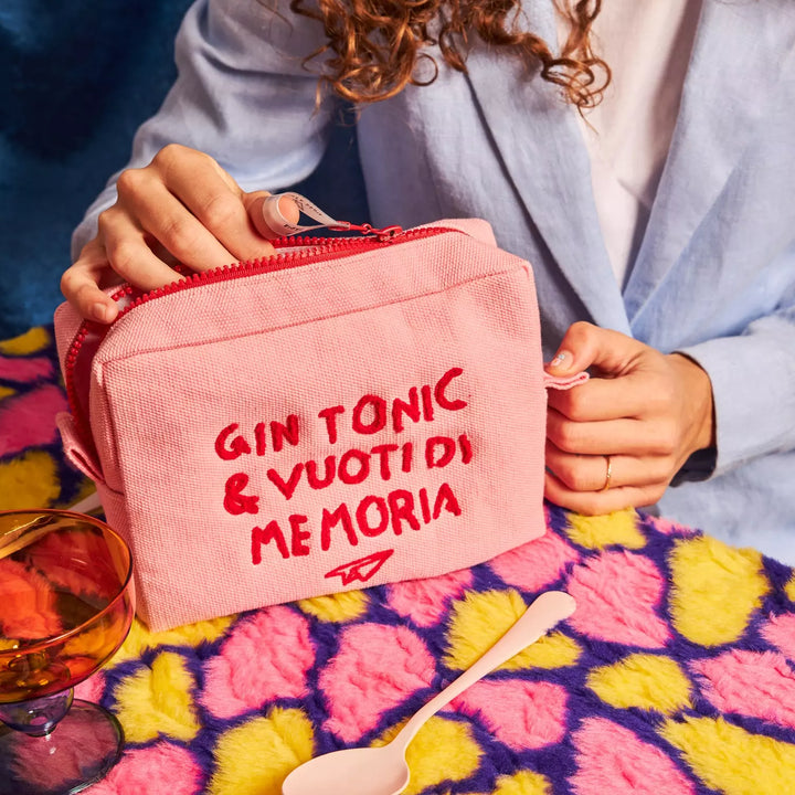 La trousse di Linea Daria nella versione rosa con la scritta "Gin Tonic e vuoti di memoria"